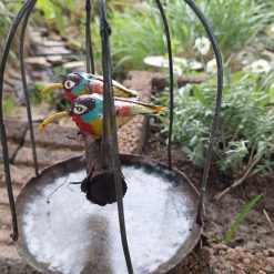 tuindecoratie hangende vogelkooi, gerecyclede metalen tuindeco, vogelkooi deco met vogeltjes, cadeau huwelijk