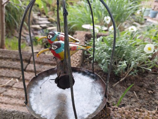 tuindecoratie hangende vogelkooi, gerecyclede metalen tuindeco, vogelkooi deco met vogeltjes, cadeau huwelijk