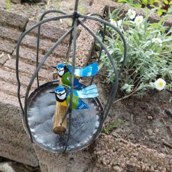 tuindecoratie hangende vogelkooi, gerecyclede metalen tuindeco, vogelkooi deco met vogeltjes, cadeau huwelijk, pimpelmees metaal decoratie