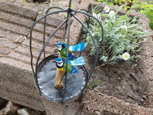 tuindecoratie hangende vogelkooi, gerecyclede metalen tuindeco, vogelkooi deco met vogeltjes, cadeau huwelijk, pimpelmees metaal decoratie