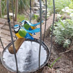 tuindecoratie hangende vogelkooi, gerecyclede metalen tuindeco, vogelkooi deco met vogeltjes, cadeau huwelijk, pimpelmees metaal decoratie