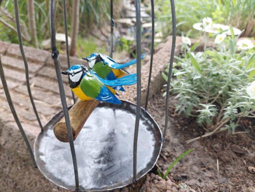 tuindecoratie hangende vogelkooi, gerecyclede metalen tuindeco, vogelkooi deco met vogeltjes, cadeau huwelijk, pimpelmees metaal decoratie