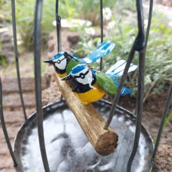tuindecoratie hangende vogelkooi, gerecyclede metalen tuindeco, vogelkooi deco met vogeltjes, cadeau huwelijk, pimpelmees metaal decoratie