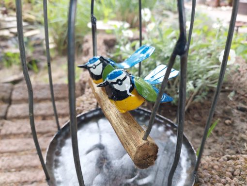 tuindecoratie hangende vogelkooi, gerecyclede metalen tuindeco, vogelkooi deco met vogeltjes, cadeau huwelijk, pimpelmees metaal decoratie
