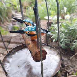 tuindecoratie hangende vogelkooi, gerecyclede metalen tuindeco, vogelkooi deco met vogeltjes, cadeau huwelijk, koppel ijsvogel s decoratie