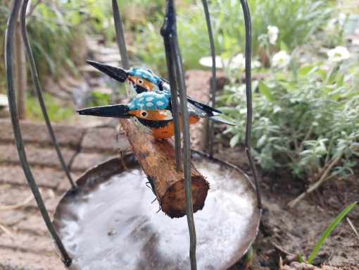 tuindecoratie hangende vogelkooi, gerecyclede metalen tuindeco, vogelkooi deco met vogeltjes, cadeau huwelijk, koppel ijsvogel s decoratie