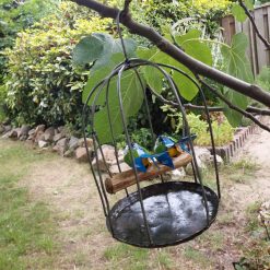 tuindecoratie hangende vogelkooi, gerecyclede metalen tuindeco, vogelkooi deco met vogeltjes, cadeau huwelijk, pimpelmees metaal decoratie