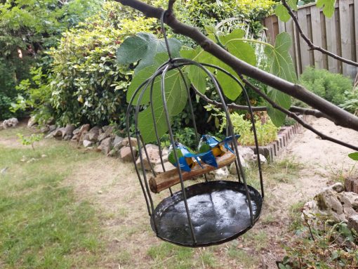 tuindecoratie hangende vogelkooi, gerecyclede metalen tuindeco, vogelkooi deco met vogeltjes, cadeau huwelijk, pimpelmees metaal decoratie