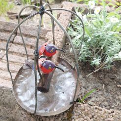 tuindecoratie hangende vogelkooi, gerecyclede metalen tuindeco, vogelkooi deco met vogeltjes, cadeau huwelijk