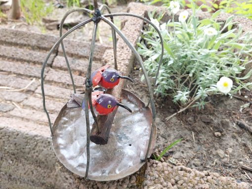 tuindecoratie hangende vogelkooi, gerecyclede metalen tuindeco, vogelkooi deco met vogeltjes, cadeau huwelijk