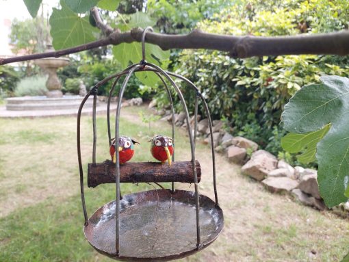tuindecoratie hangende vogelkooi, gerecyclede metalen tuindeco, vogelkooi deco met vogeltjes, cadeau huwelijk