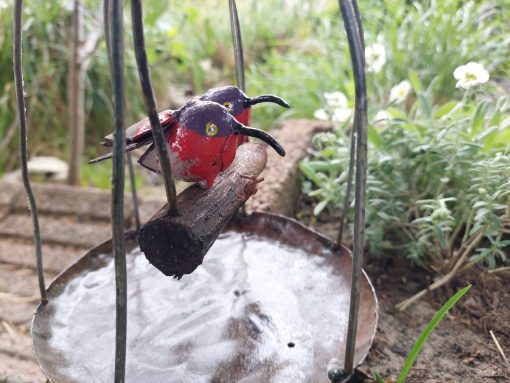 tuindecoratie hangende vogelkooi, gerecyclede metalen tuindeco, vogelkooi deco met vogeltjes, cadeau huwelijk