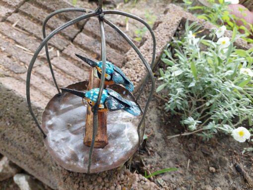 tuindecoratie hangende vogelkooi, gerecyclede metalen tuindeco, vogelkooi deco met vogeltjes, cadeau huwelijk, koppel ijsvogel s decoratie