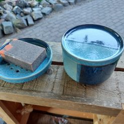 bewaarbakje voor in de badkamer, aardwerk bakje met deksel, badkameraccessoires blauw aardewerk, gezichtspads bakje met deksel