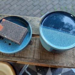 bewaarbakje voor in de badkamer, aardwerk bakje met deksel, badkameraccessoires blauw aardewerk, gezichtspads bakje met deksel