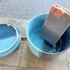 bewaarbakje voor in de badkamer, aardwerk bakje met deksel, badkameraccessoires blauw aardewerk, gezichtspads bakje met deksel