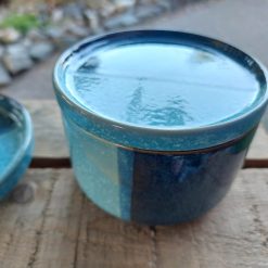 bewaarbakje voor in de badkamer, aardwerk bakje met deksel, badkameraccessoires blauw aardewerk, gezichtspads bakje met deksel
