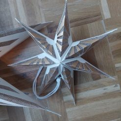 kerstster 3d groot, kerstdecoratie milieubewust duurzaam en eco sfeer, kerstdecoratie natuurlijke sfeer, kerstster kerstversiering van jute en papier, papieren kerstster jute, kerstdecoratie eco voor zakelijk zoals winkel kantoren kerken en scholen, duurzame sfeer kerstdecoratie