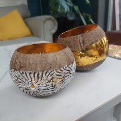 waxinelichthouder kokosnoot en goud, kokosnoot uitgestanste vorm, waxinelichthouder geeft licht zonder kaars, cadeau rond de feestdagen