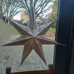 kerstster 3d groot, kerstdecoratie milieubewust duurzaam en eco sfeer, kerstdecoratie natuurlijke sfeer, kerstster kerstversiering van jute en papier, papieren kerstster jute, kerstdecoratie eco voor zakelijk zoals winkel kantoren kerken en scholen, duurzame sfeer kerstdecoratie