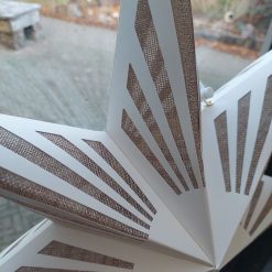 kerstster 3d groot, kerstdecoratie milieubewust duurzaam en eco sfeer, kerstdecoratie natuurlijke sfeer, kerstster kerstversiering van jute en papier, papieren kerstster jute, kerstdecoratie eco voor zakelijk zoals winkel kantoren kerken en scholen, duurzame sfeer kerstdecoratie