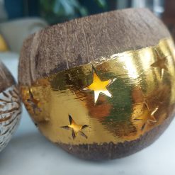 waxinelichthouder kokosnoot en goud, kokosnoot uitgestanste vorm, waxinelichthouder geeft licht zonder kaars, cadeau rond de feestdagen