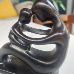 familiebeeld moeder en kind, beeld kind op schoot bij moeder, beeld figuur verbondenheid, geschenk voor oma, moeder of kind
