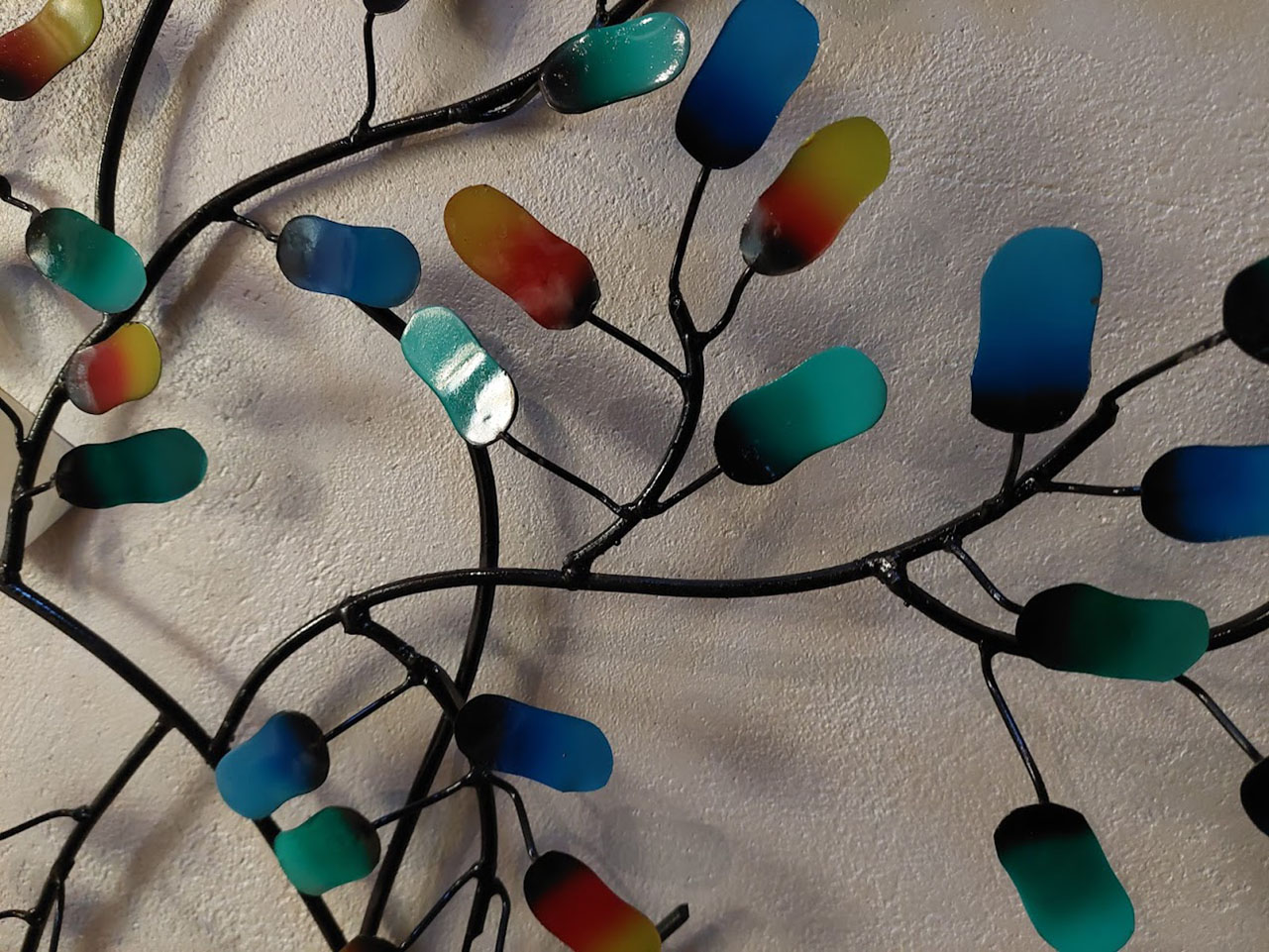 muurdecoratie 3D tak, tak met gekleurde blaadjes, levensboom abstract, wanddecoratie metalen bloemen