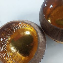 waxinelichthouder kokosnoot en goud, kokosnoot uitgestanste vorm, waxinelichthouder geeft licht zonder kaars, cadeau rond de feestdagen