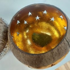 waxinelichthouder kokosnoot en goud, kokosnoot uitgestanste vorm, waxinelichthouder geeft licht zonder kaars, cadeau rond de feestdagen