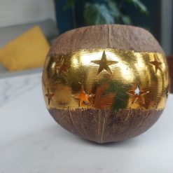 waxinelichthouder kokosnoot en goud, kokosnoot uitgestanste vorm, waxinelichthouder geeft licht zonder kaars, cadeau rond de feestdagen