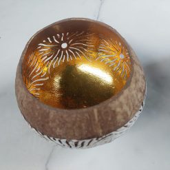 waxinelichthouder kokosnoot en goud, kokosnoot uitgestanste vorm, waxinelichthouder geeft licht zonder kaars, cadeau rond de feestdagen