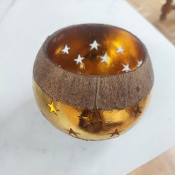 waxinelichthouder kokosnoot en goud, kokosnoot uitgestanste vorm, waxinelichthouder geeft licht zonder kaars, cadeau rond de feestdagen