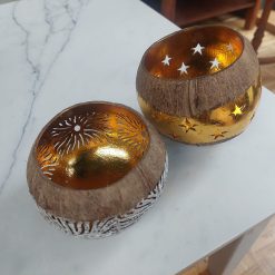 waxinelichthouder kokosnoot en goud, kokosnoot uitgestanste vorm, waxinelichthouder geeft licht zonder kaars, cadeau rond de feestdagen