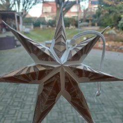 kerstster 3d groot, kerstdecoratie milieubewust duurzaam en eco sfeer, kerstdecoratie natuurlijke sfeer, kerstster kerstversiering van jute en papier, papieren kerstster jute, kerstdecoratie eco voor zakelijk zoals winkel kantoren kerken en scholen, duurzame sfeer kerstdecoratie