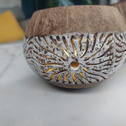 waxinelichthouder kokosnoot en goud, kokosnoot uitgestanste vorm, waxinelichthouder geeft licht zonder kaars, cadeau rond de feestdagen