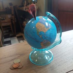 Spaarpot wereldbol van stevig kunststof op standaard met gleuf voor munt- en briefgeld – diameter 10 cm –