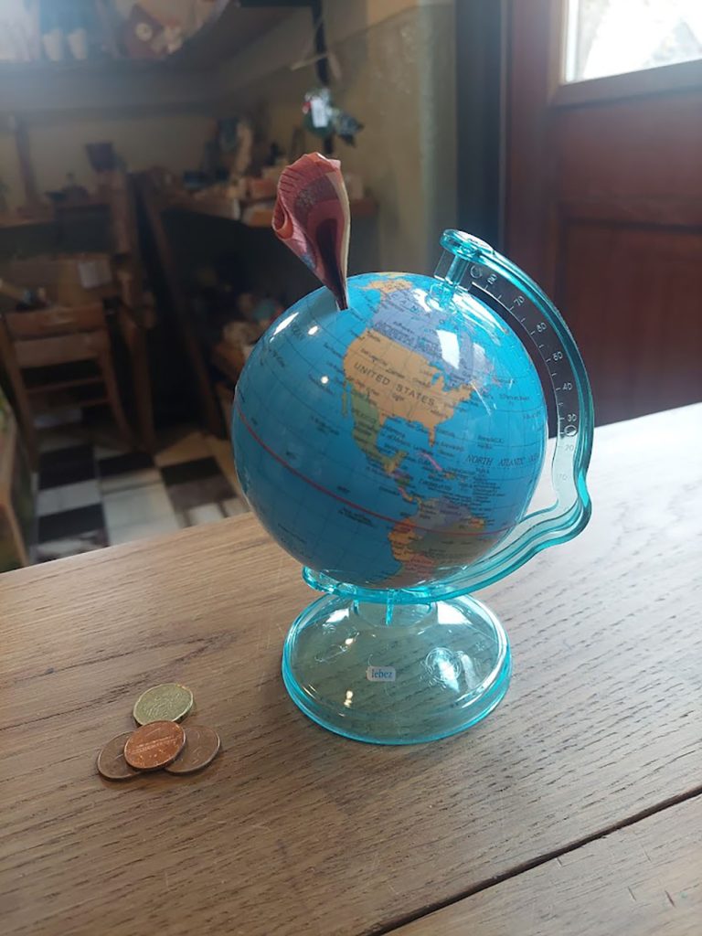 Spaarpot wereldbol van stevig kunststof op standaard met gleuf voor munt- en briefgeld – diameter 10 cm –