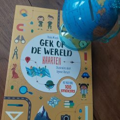 Spaarpot wereldbol van stevig kunststof op standaard met gleuf voor munt- en briefgeld – diameter 10 cm –