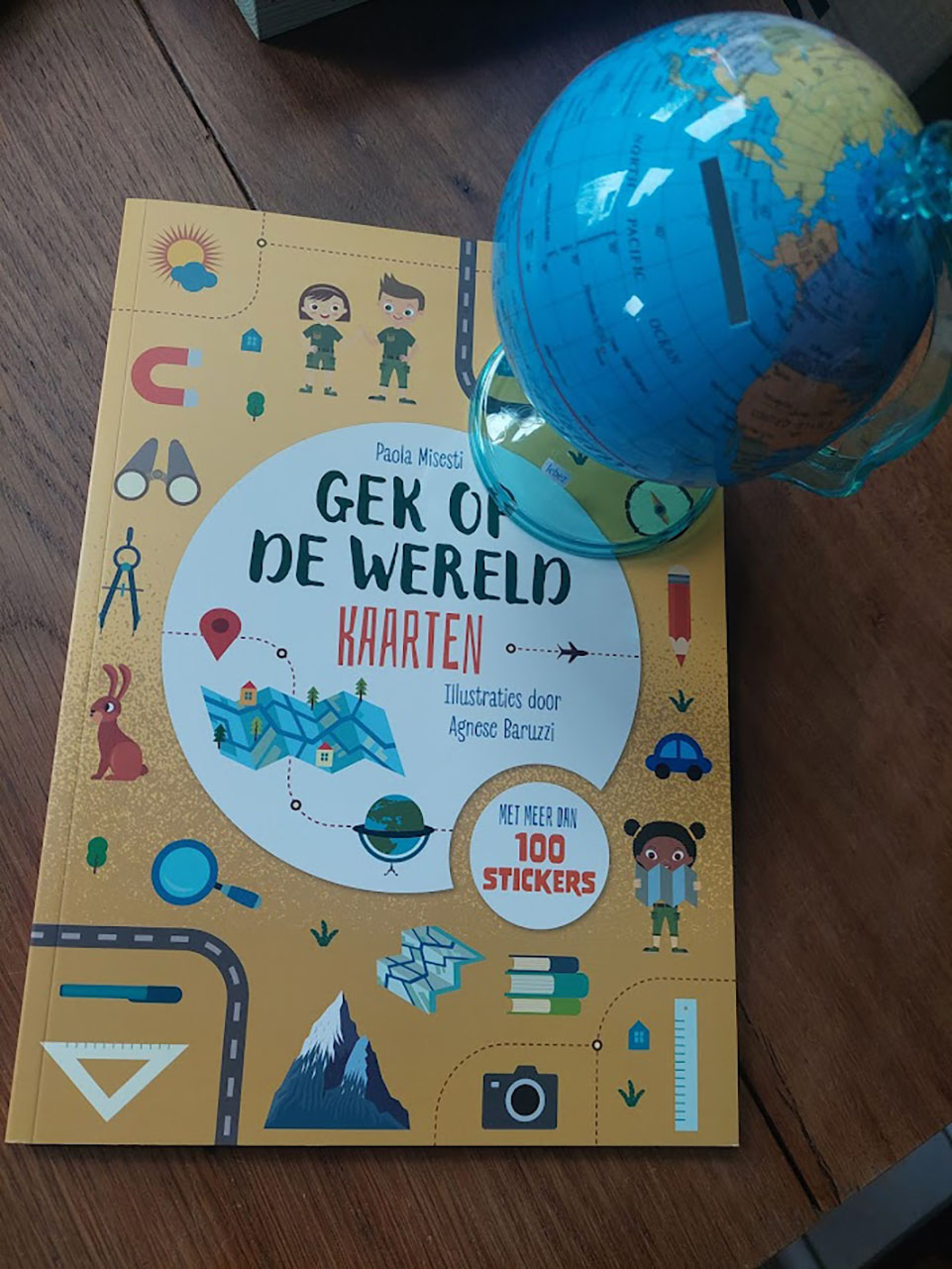 Spaarpot wereldbol van stevig kunststof op standaard met gleuf voor munt- en briefgeld – diameter 10 cm –