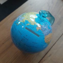Spaarpot wereldbol van stevig kunststof op standaard met gleuf voor munt- en briefgeld – diameter 10 cm –