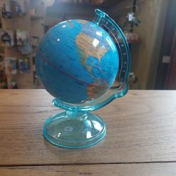 Spaarpot wereldbol van stevig kunststof op standaard met gleuf voor munt- en briefgeld – diameter 10 cm –