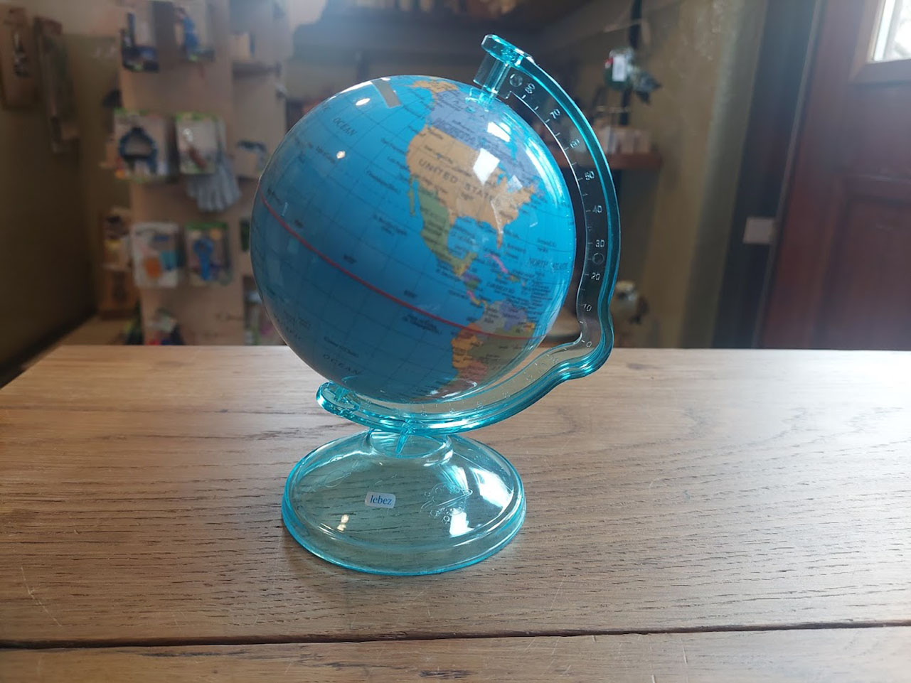 Spaarpot wereldbol van stevig kunststof op standaard met gleuf voor munt- en briefgeld – diameter 10 cm –