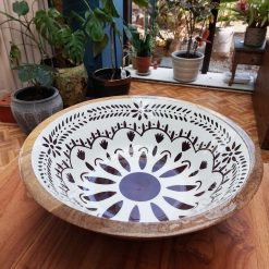 houten schaal met print, only natural schaal, houten serveerschaal, grote houten schaal met patroon, fruitschaal van hout en beschilderd