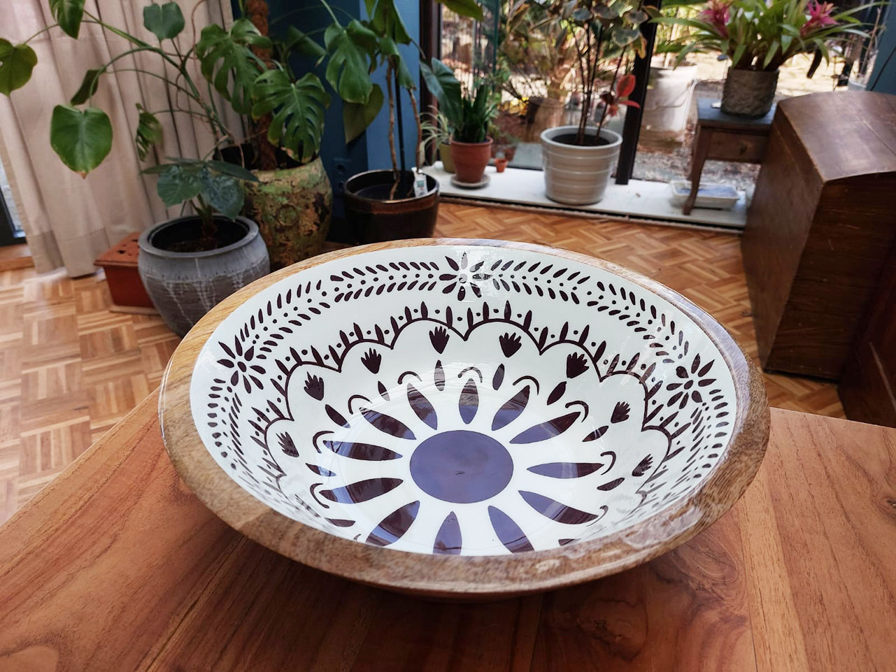 houten schaal met print, only natural schaal, houten serveerschaal, grote houten schaal met patroon, fruitschaal van hout en beschilderd