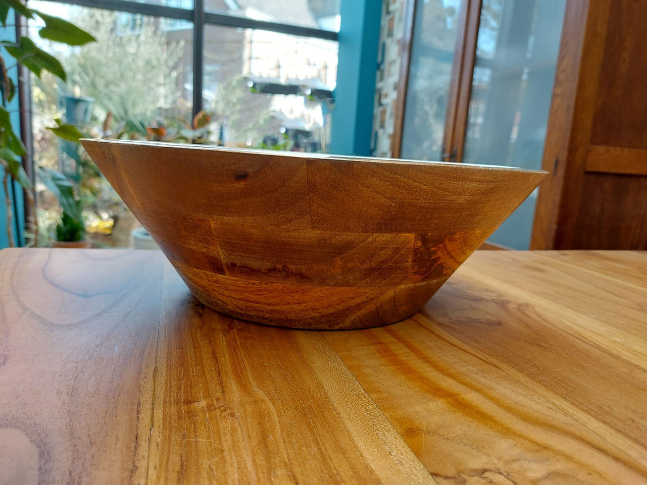 houten schaal met print, only natural schaal, houten serveerschaal, grote houten schaal met patroon, fruitschaal van hout en beschilderd