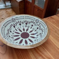 houten schaal met print, only natural schaal, houten serveerschaal, grote houten schaal met patroon, fruitschaal van hout en beschilderd