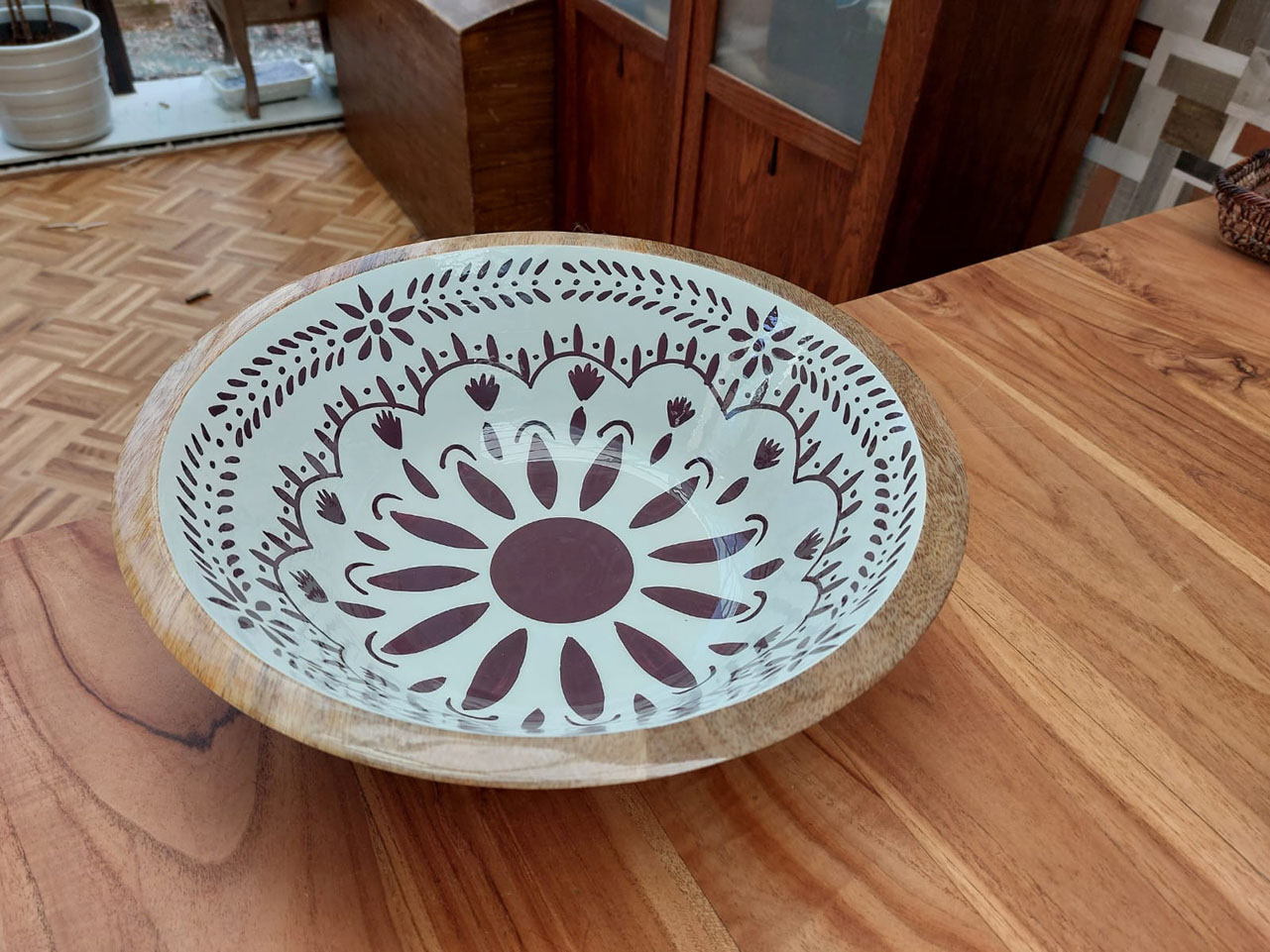 houten schaal met print, only natural schaal, houten serveerschaal, grote houten schaal met patroon, fruitschaal van hout en beschilderd