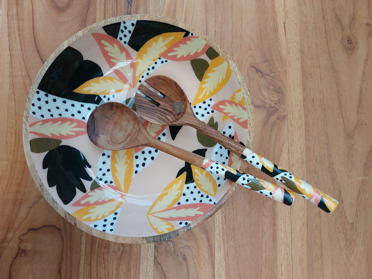 Houten schaal met print in aardetinten, slabestek en schaal dezelfde design, cadeau huwelijk