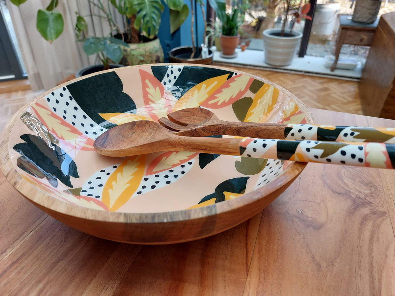 Houten schaal met print in aardetinten, slabestek en schaal dezelfde design, cadeau huwelijk